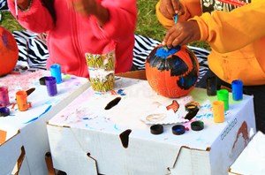 pumpkin-painting-children-activities-holiday-season-45317443