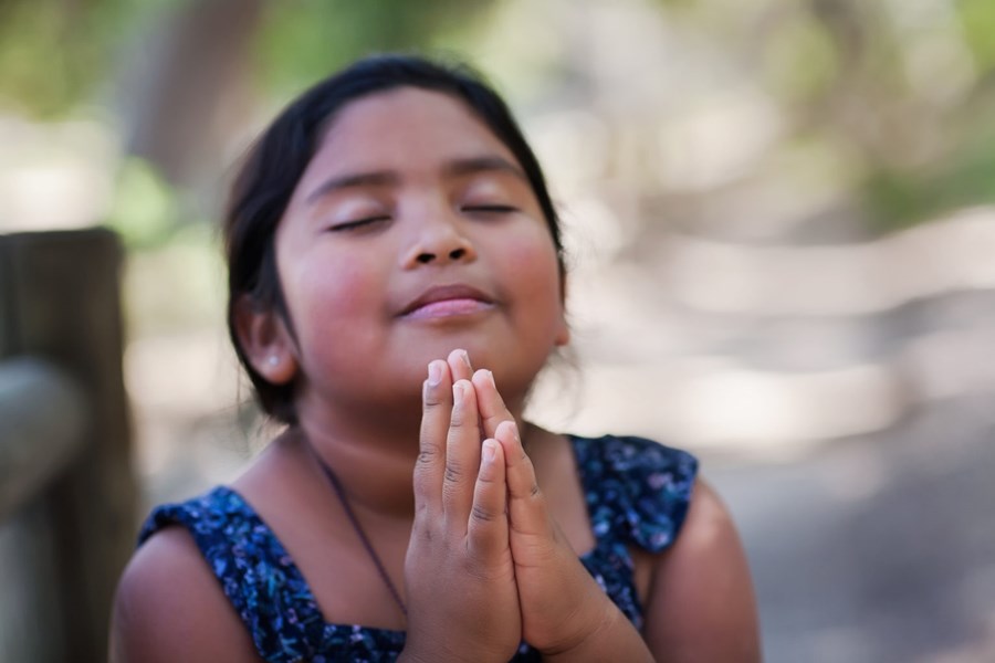 Latina-girl-praying-1536x1024