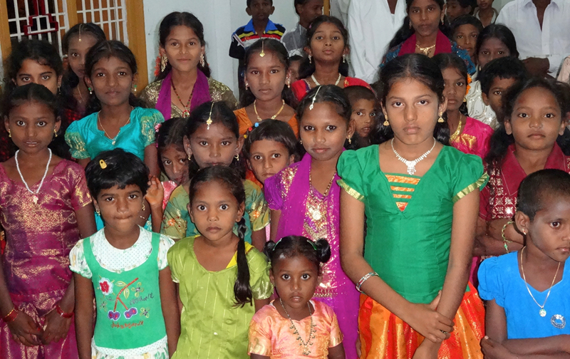 india-girlsatworship